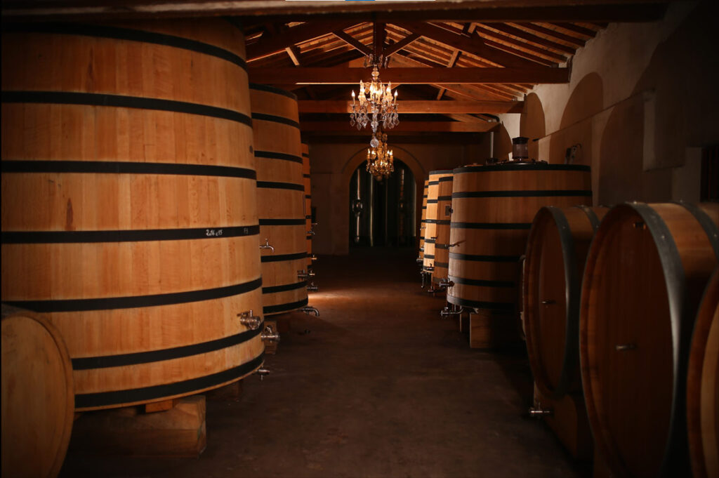 Le chai du Château Perron où l'élevage est réalisé en cuves bois tronconiques.